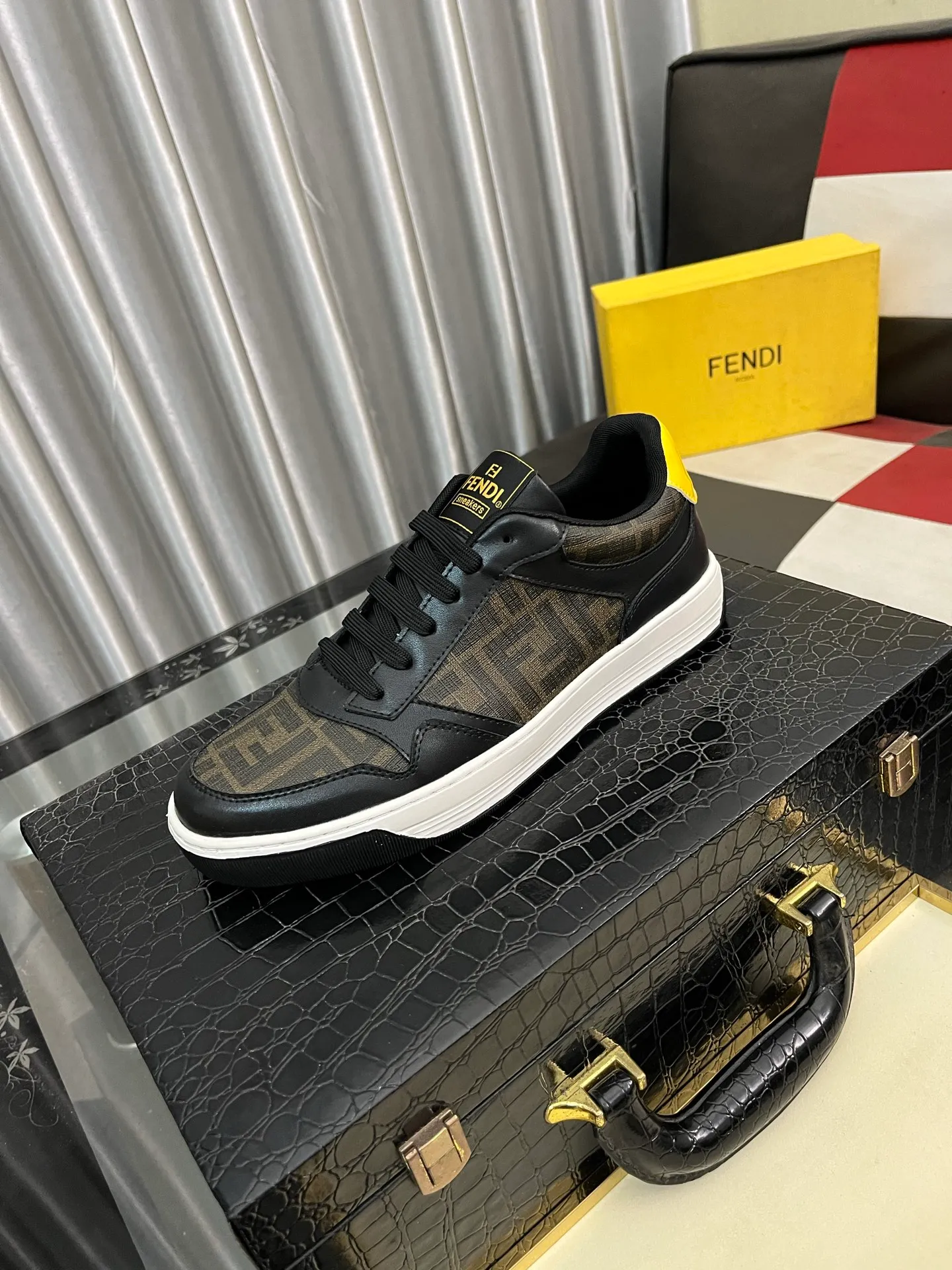 Men's Men's Shoes💰420⌚️⌚️[Fendi] Fendi's latest casual shoes for men! Available at counters simultaneously! A one-to-one replica of the original. Made entirely of imported top-grain calfskin, the interior is made of top-grain water-dyed cowhide, and the original factory-supplied rubber outsole. Leading new fashion concepts. Matching code: 38-443️⃣Colors available
